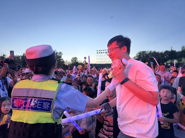 速看！贵州公安交警闪现“自然凉·毕燃嗨”大狂欢活动现场，还带来了警小熊｜两公布一提示