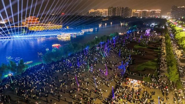 逆天了！4天134万人涌入，全国“榜首城市”果然名不虚传