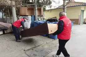 废旧家具清理了 小区院子清爽了图片