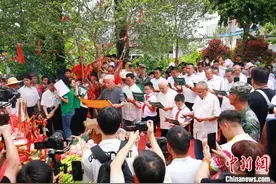 广东佛山：593岁盐步老龙出水图片