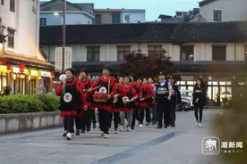 锣棒声声 平安天天 记者蹲点三门亭旁镇跟着女子打更队走村巡查图片