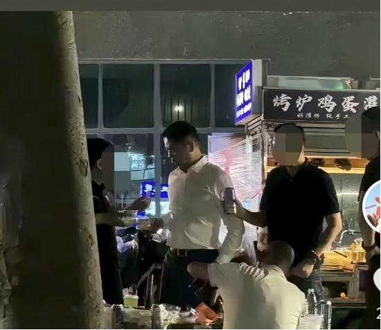 刘强东回乡48小时：吃烧烤、看球赛，为自家超市站台