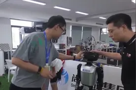 机器人新知：AI驱动、自主比赛 机器人如何踢足球？图片