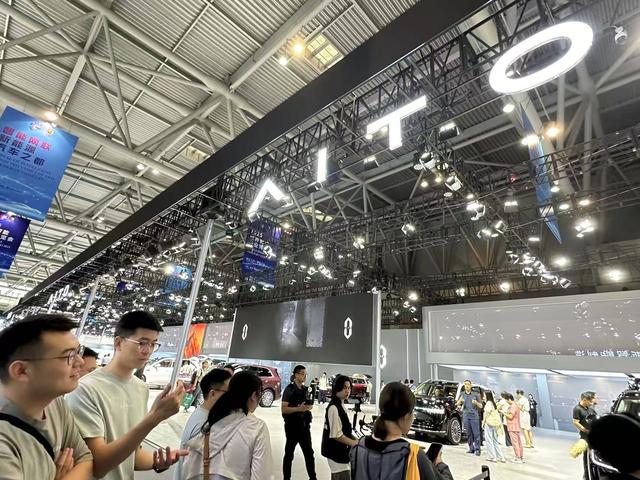 签约项目超2000亿！机器人、智能汽车集中亮相|直击2025智博会
