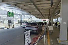 最新！七辆网约车被青岛机场“拉黑”一个月，市交通运输局：电子围栏外不得接单图片