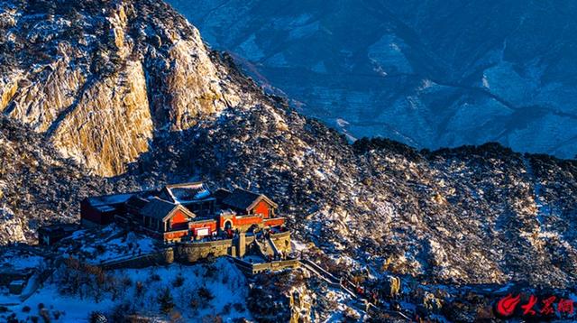 泰山冬日初雪 漫山银白如画
