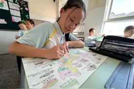 学子巧手绘地图图片