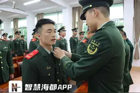 武警福建总队福州支队27名退伍老兵泪洒军营，告别战友图片