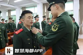 武警福建总队福州支队27名退伍老兵泪洒军营，告别战友图片