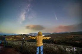 星空有约｜来自天宇的浪漫：彗星与银河、流星同框图片