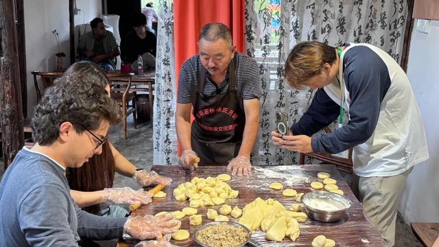 国际范儿遇见简阳味儿 50位中外主播网红以画笔+月饼，勾勒文化交融新画卷