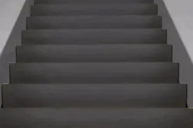 自动扶梯两侧的毛刷可用来“刷鞋”？千万别！速来解锁乘梯正确模式图片