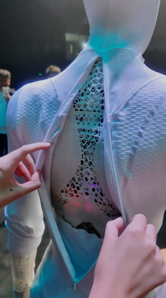 小鹏机器人里面是不是真人？全球网友吵翻了，CEO 现场「扒开衣服」自证