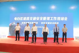 模拟车祸现场、事故展板宣传、赠送交通安全礼包......茂名电白交警交通安全现场会“花样百出”图片