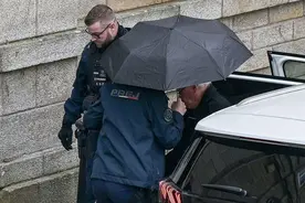 犯下卑劣罪行！25年间性侵299名患者，法国外科医生当庭认罪图片