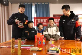 陌生人要将你拉走怎么办？警察扮演“坏叔叔”教孩子们学防拐图片