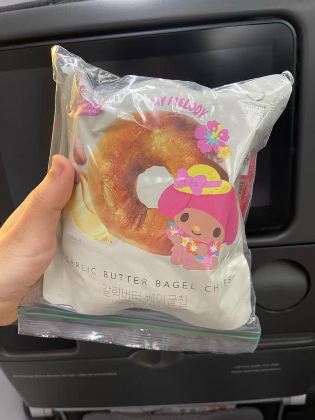 新加坡飞北京航班遇暴雨紧急备降首尔，乘客在飞机上滞留10小时，还收到韩国网红零食