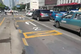 天津市中心城区首条并行掉头车道“上岗”图片