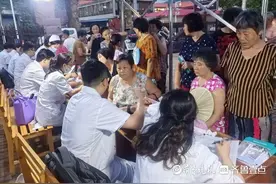 医护人员摆摊为市民义诊！青岛市中心医院 “健康夜市”再开张图片
