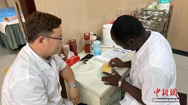 非洲小伙托马斯：“我要把中医针灸带回家乡！”