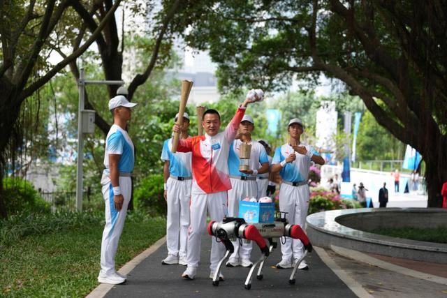 四城同心，圣火同传——第十五届全国运动会火炬传递在穗深港澳同步启动