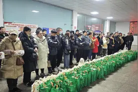 宜宾珙县连续五年包车送农民工返厂复工 打工村民：从家门口送到厂门口，特别方便图片