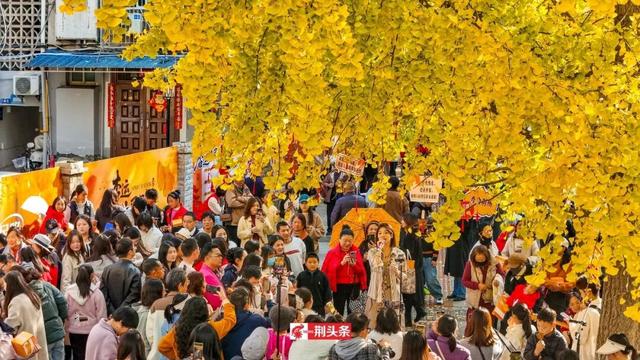 人从众！荆州这条街上“长”满了人……