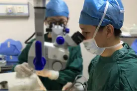 杭州男孩通宵玩手机，熬成“斗鸡眼”！医生：急需手术！图片