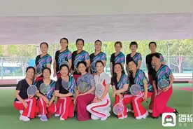 老年大学的暑期生活，小小柔力球“舞”出健康体魄图片