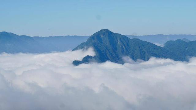 鹤峰三里荒晨韵：云海深处诗意浓