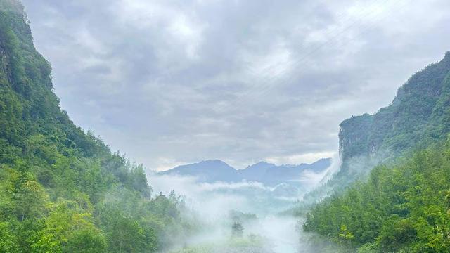 鹤峰：山水河道雾霭缭绕 宛如人间仙境