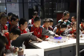少年走进科技馆研学，探索科技奥秘图片