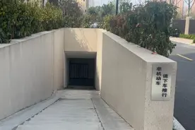 记者体验后竟然“翻车”！新小区里超窄的车库坡道不好用为何迟迟无法改造？图片