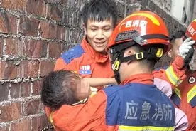 南宁7岁女孩被卡墙缝，危急时刻消防队员凿墙救援，结果……图片