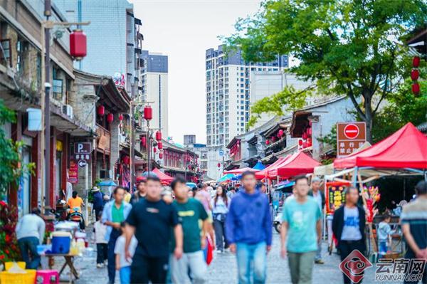 云南石屏：多彩文旅活动受青睐 “宝藏小城”节日人气旺