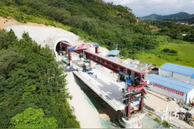 中秋、国庆双节，他们坚守在茂名高铁的建设一线图片