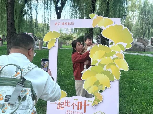 秋风引路入曲江，芙蓉金叶映红墙