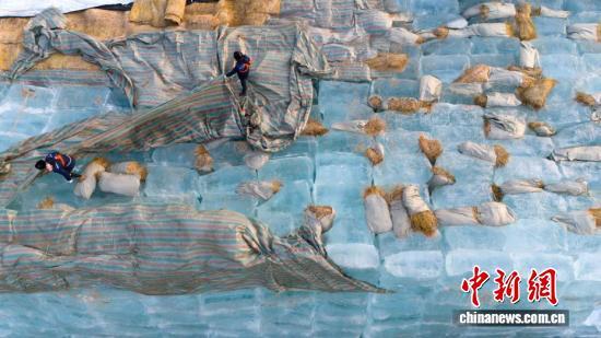 “厚棉被”揭开，哈尔滨冰雪大世界20万立方米存冰启用