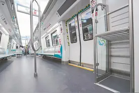 福州地铁滨海快线首列车亮相图片