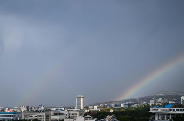 哈萨克斯坦阿拉木图：雨后彩虹