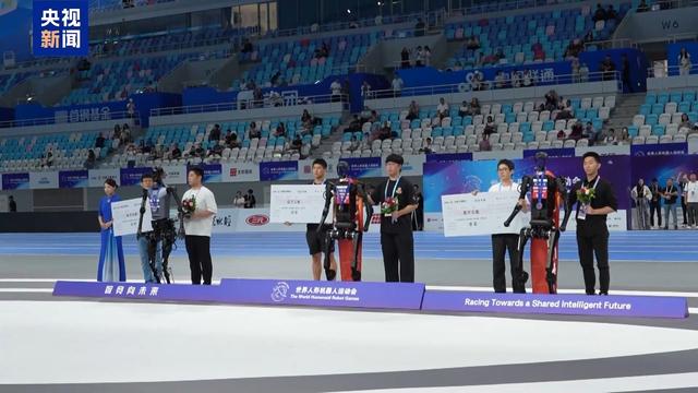大步流星PK小碎步，机器人1500米决赛冠军花落谁家？