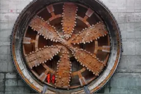 广湛高铁湛江湾海底隧道顺利贯通图片