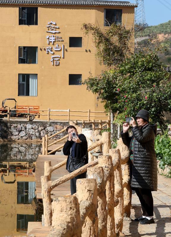 彝乡展新韵   人在画中游