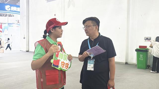 武汉“红马甲”注入青春能量，中国文旅博览会“因你而美”