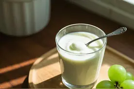 研究发现：喝酸奶或能延缓衰老，降低患癌概率！但你得喝对了图片