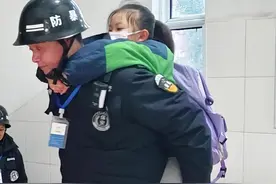 26℃丨9岁女孩脚骨折，学校两位保安轮流背上5楼教室图片