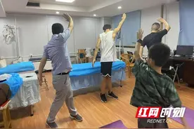孩子出现体态异常怎么办？ 专家提醒：非手术矫正黄金期要注意图片