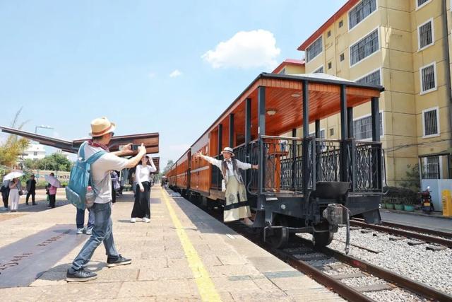 时速仅25公里！观光米轨小火车火了！