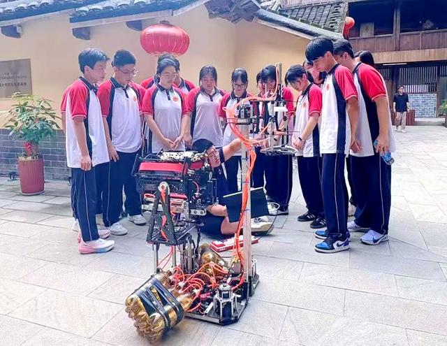 福建永定：“科学工作坊”为青少年点燃科创梦想