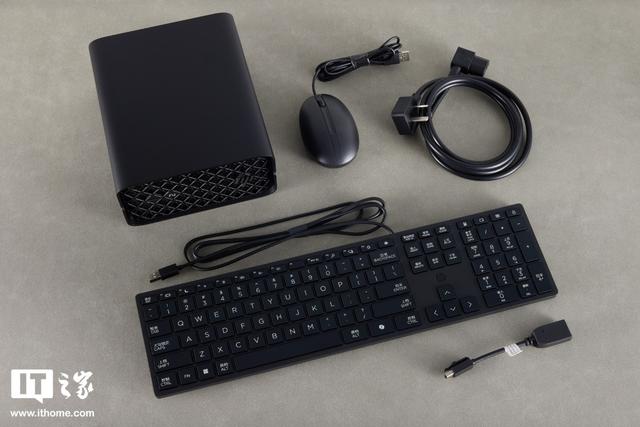 惠普 Z2 Mini G1a 迷你 AI 工作站图赏：横竖都能放，小巧又时尚